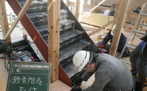 木造3階建て　アパート　鉄骨階段　有限会社横溝工務店